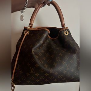 Authentic Louis Vuitton Artsy MM bag
